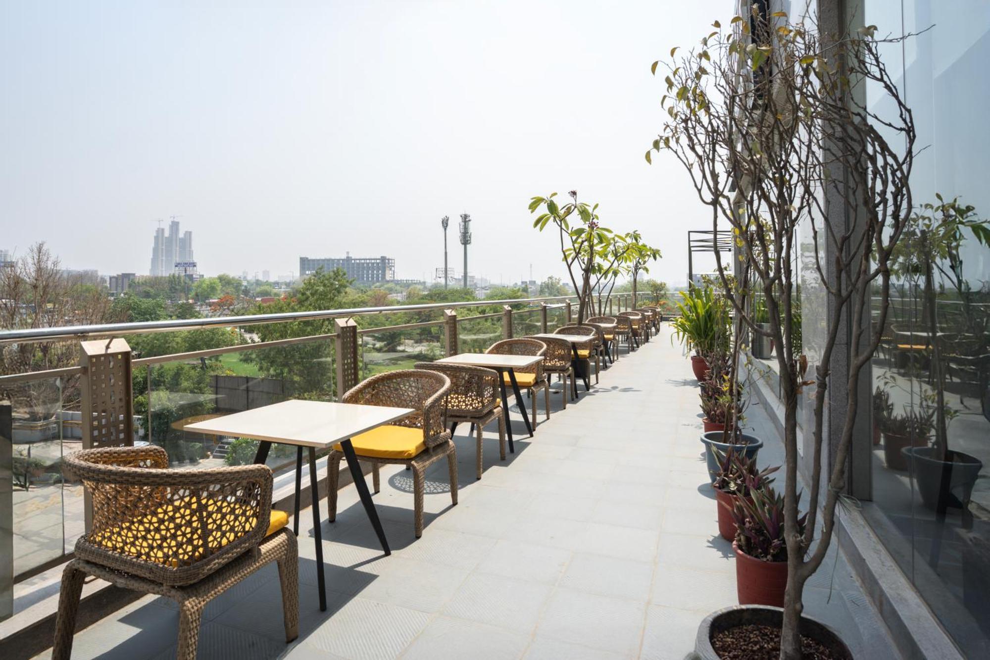 Ar Suites Klj Square 구르가온 외부 사진